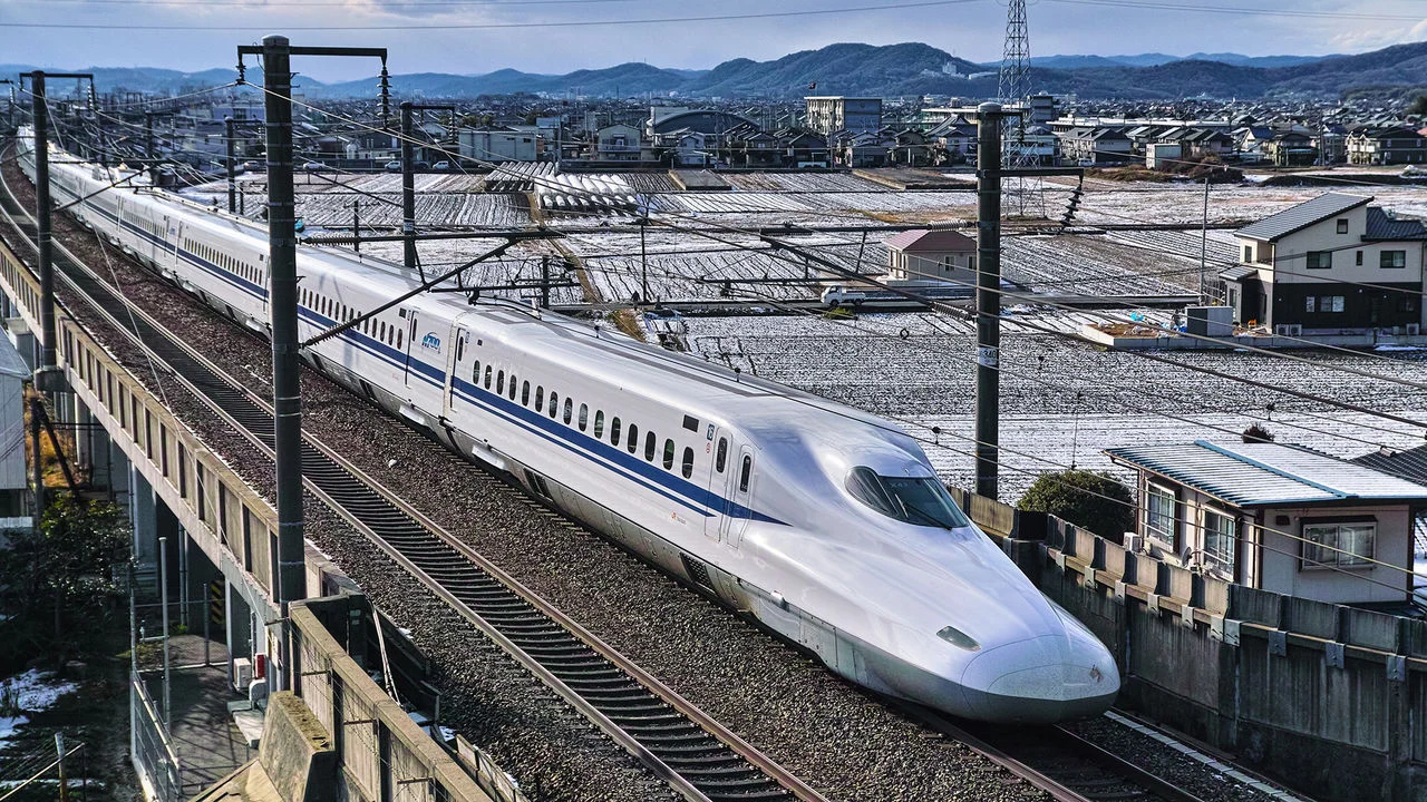 Voyage en famille au Japon près d’un train